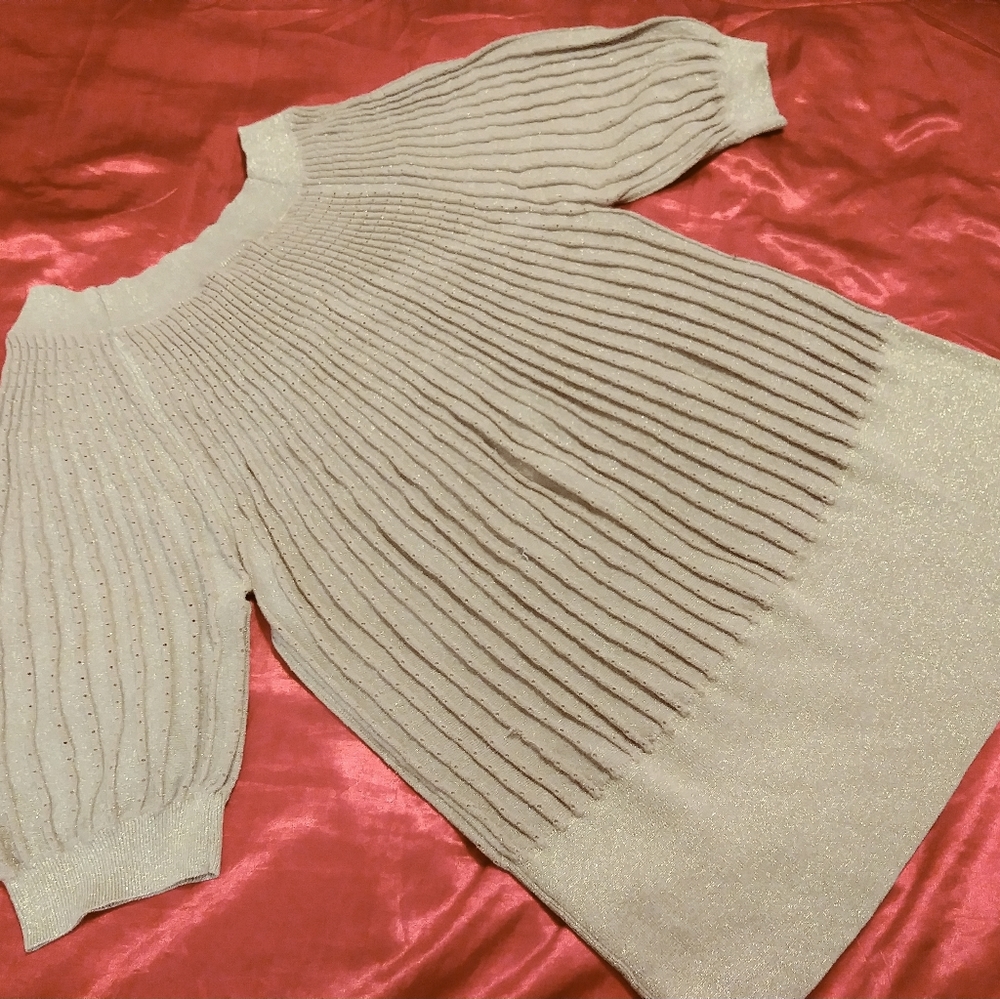SUPER CUTE Gold mid length. Lite weight sweater